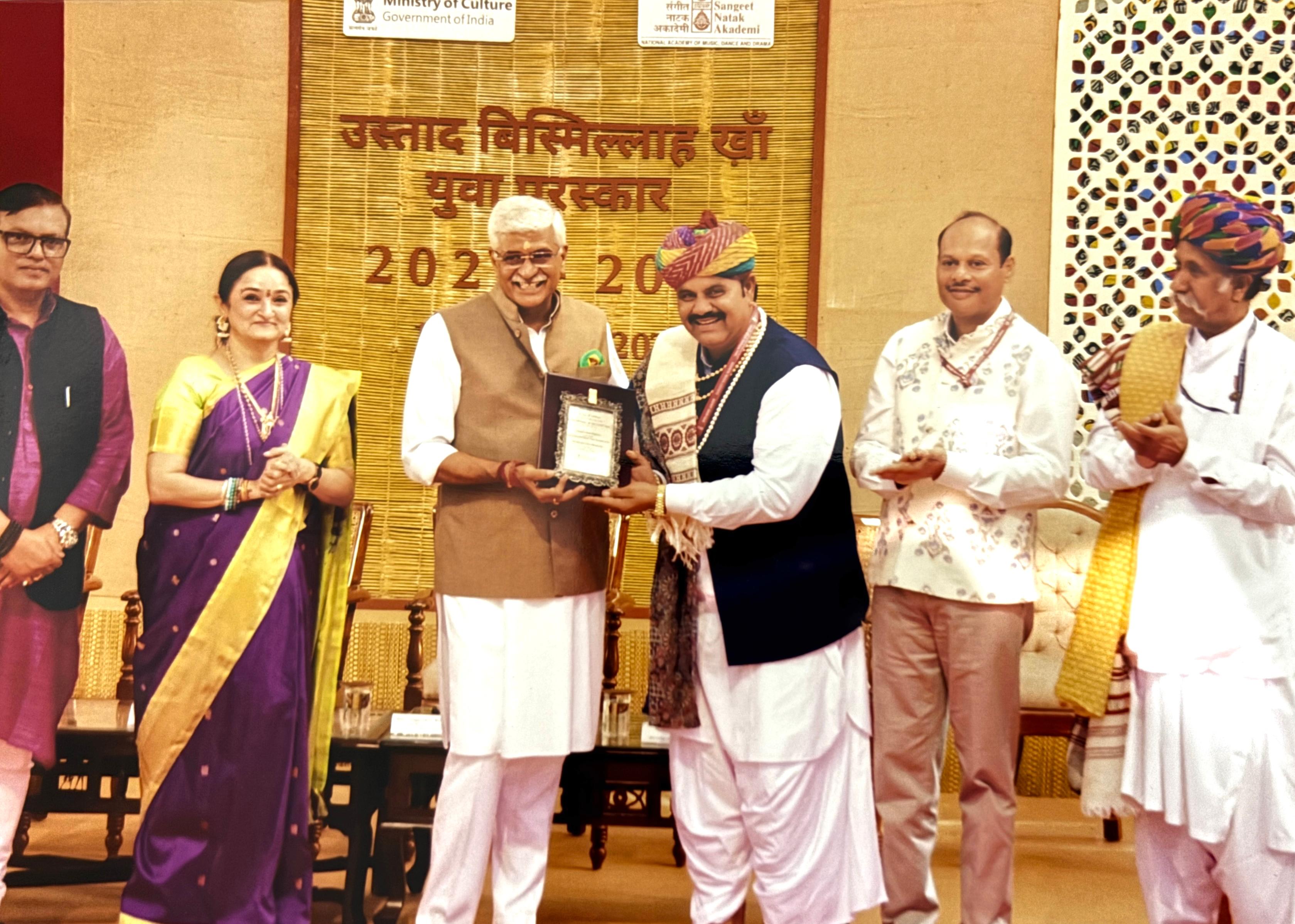 Manjoor Khan Manganiyar award photograph